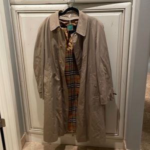 Classic Burberry Trenchcoat with Zip Out Lining Size XXL